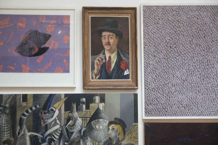 Museo Tomado junto al investigador de los retratos de Mujica Lainez 