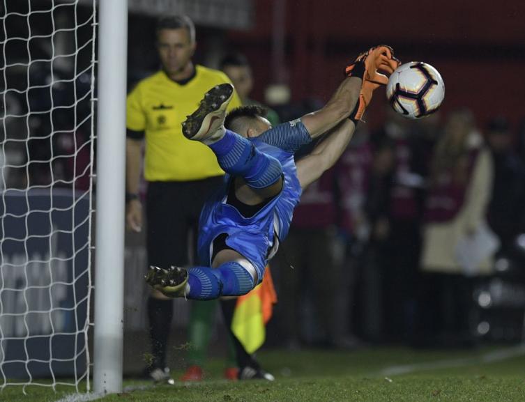 Burián se convirtió en héroe para meter a Colón en cuartos de final de la Sudamericana
