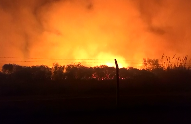 Incendio en un sector de Aires del Llano
