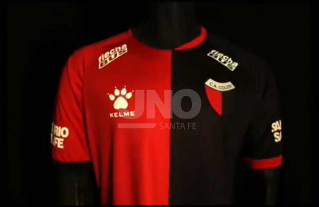 Kelme presentó la nueva camiseta titular de Colón