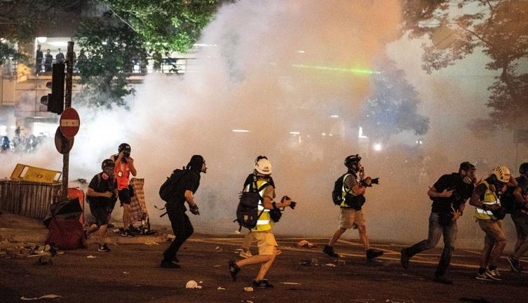 Conmoción por el ataque de una banda armada a manifestantes en Hong Kong