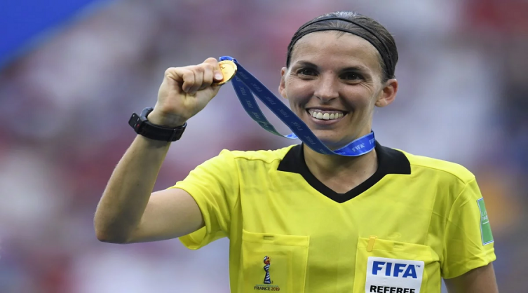 Una mujer dirigirá la final de la Supercopa de Europa entre Chelsea y Liverpool