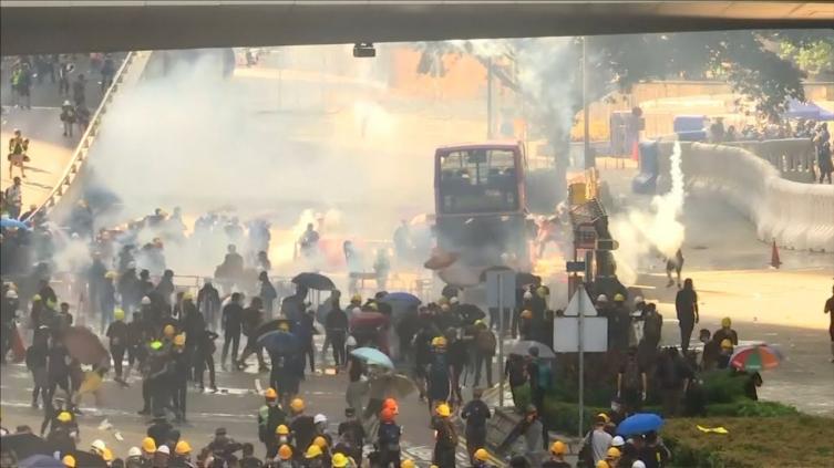 Nuevas protestas y represión en Hong Kong, que advirtió que es 