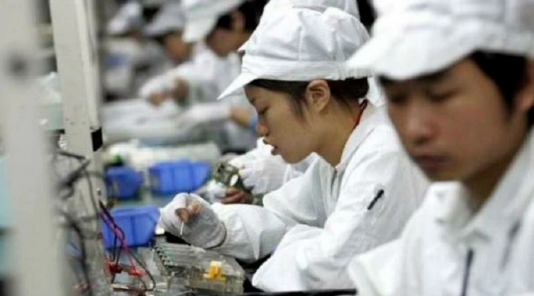 China: cientos de niños trabajan de noche para fabricar el asistente de voz Alexa de Amazon