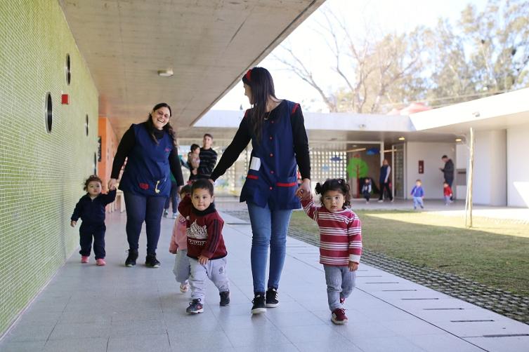 Los niños y niñas celebran durante agosto