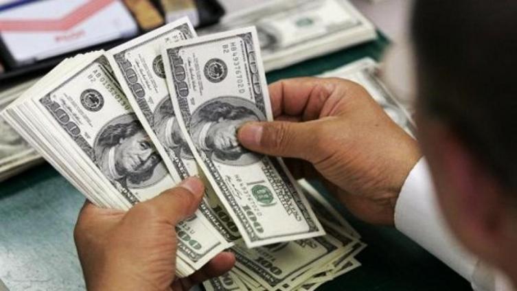 El dólar cerró una semana negra con un alza acumulada de $11,57 