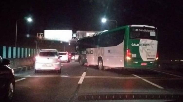 Toma de rehenes en Brasil: un hombre secuestró un ómnibus con pasajeros 