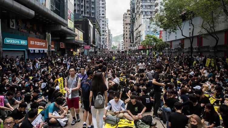 El gobierno anuncia una mesa de diálogo para frenar las protestas