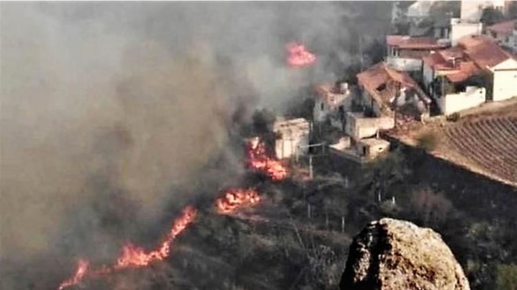 Un incendio golpea zonas naturales protegidas