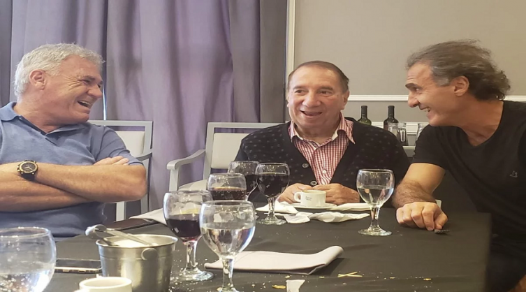 La mejoría de Carlos Bilardo: camina, come, ve fútbol por TV y quiere volver a Estudiantes