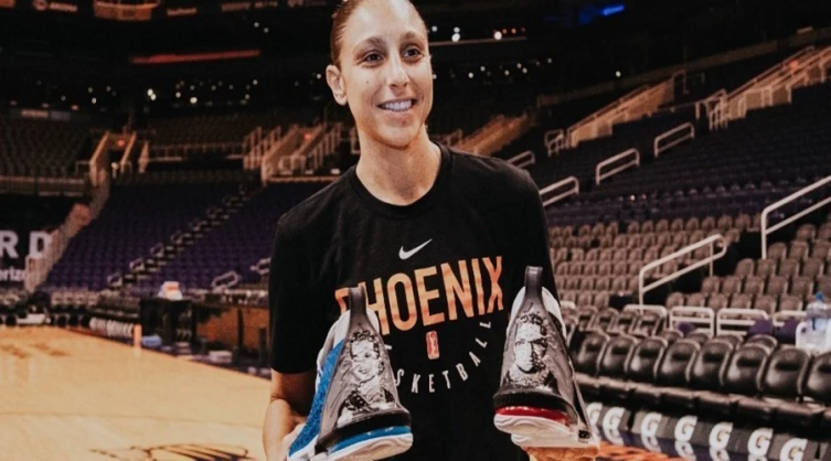 Estrella argentina del básquetbol estadounidense que usa zapatillas con la imagen de Eva Perón
