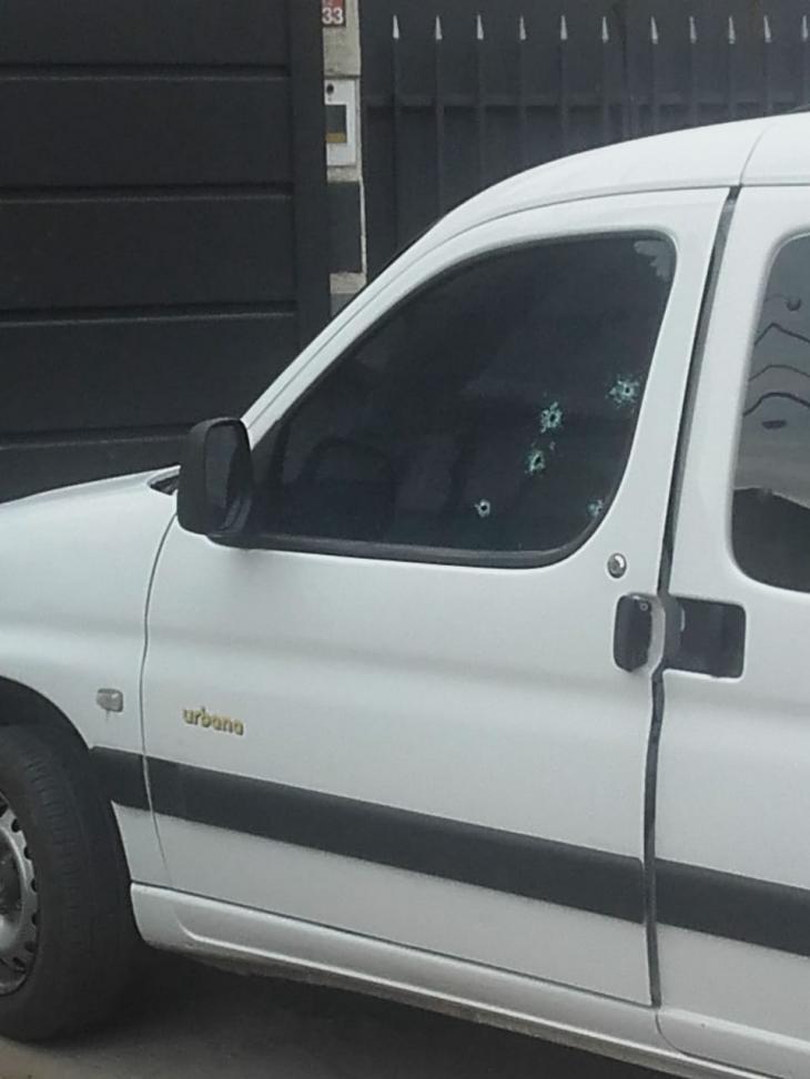 Atacan a balazos a un hombre dentro de su camioneta