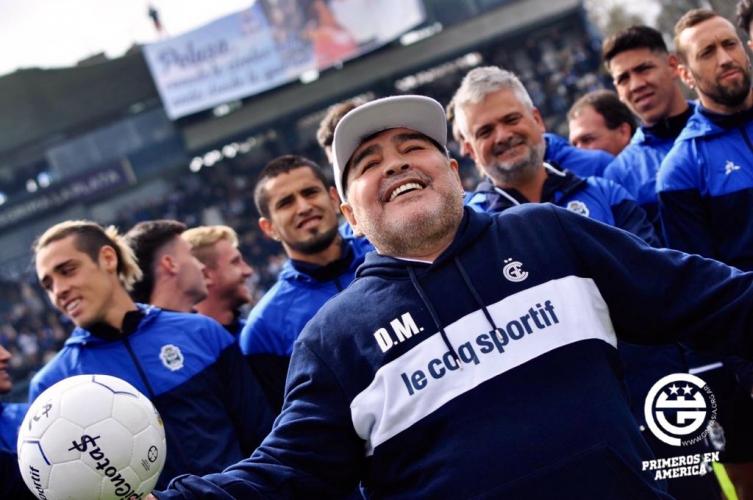 Un emocionado Maradona ya asumió en Gimnasia y Esgrima de La Plata