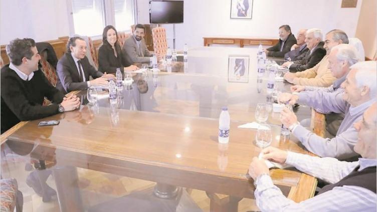 CGT y Gobierno analizan bono de 5.000 pesos y tarjeta alimentaria