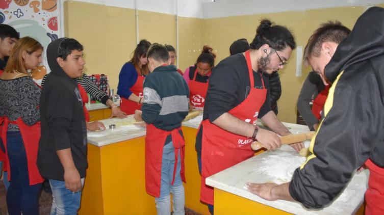 Más de 3500 jóvenes se capacitan en oficios 