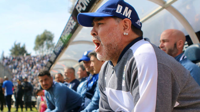 Racing opacó el debut de Diego Maradona y derrotó a Gimnasia en La Plata