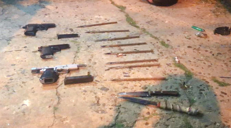 Detuvieron a cuatro barras de Chacarita: tenían una metralleta y varias pistolas