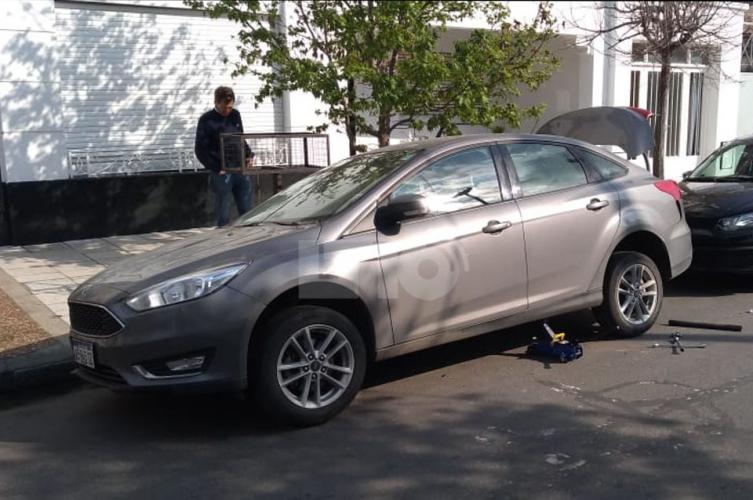 Le robaron las ruedas del auto al tío de Julio mientras acompañaba a su familia
