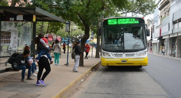 Disponen colocar cartelería informativa en paradas de colectivos