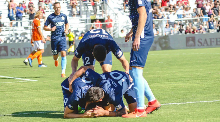 Su papá falleció por cáncer y sus compañeros se enteraron cuando marcó el gol de la victoria