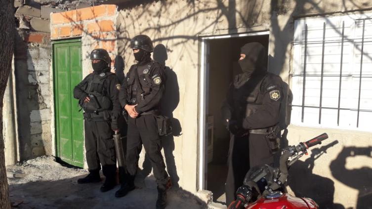 Dos detenidos en cinco allanamientos