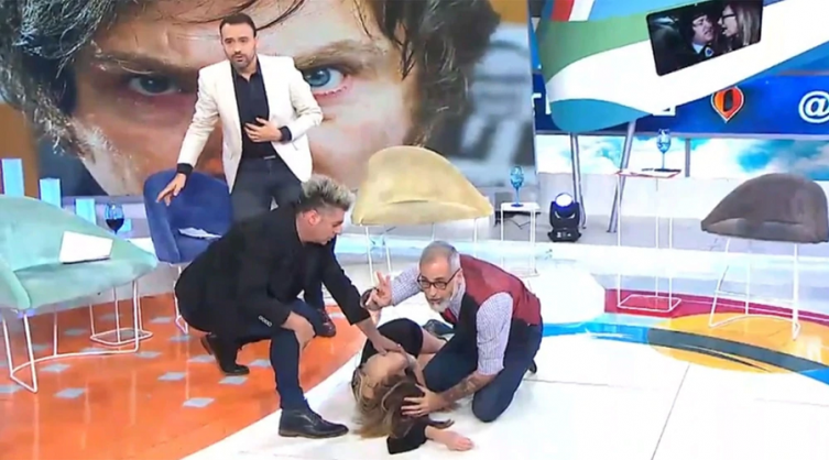 La cantante Daniela, ex novia de Javier Milei, se desmayó en vivo en “Intrusos”