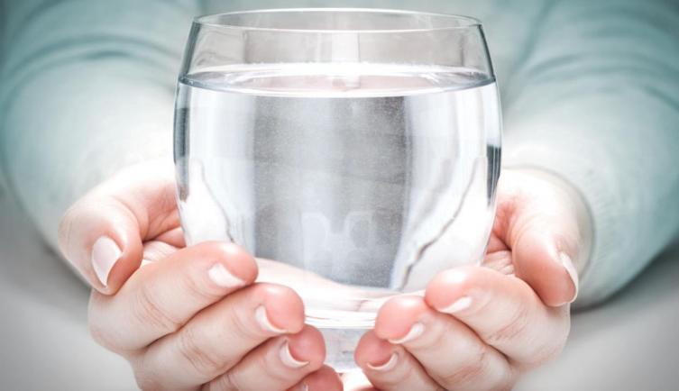 Más de la mitad de los argentinos no toma los 2 litros de agua recomendados