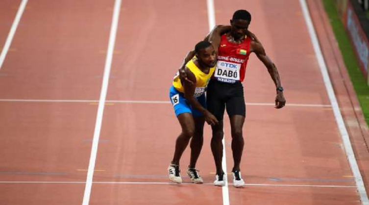 El Mundial de atletismo comenzó con un gran gesto de Fair Play y un ganador sin una zapatilla