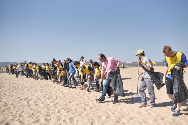 Más de 300 personas limpiaron las playas de la Costanera Oeste