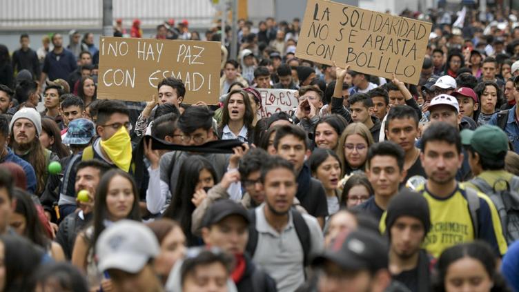 Estudiantes de 11 universidades protagonizan una violenta protesta