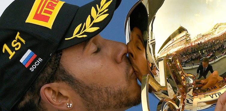 Lewis Hamilton festejó en Rusia después de los cortocircuitos en Ferrari