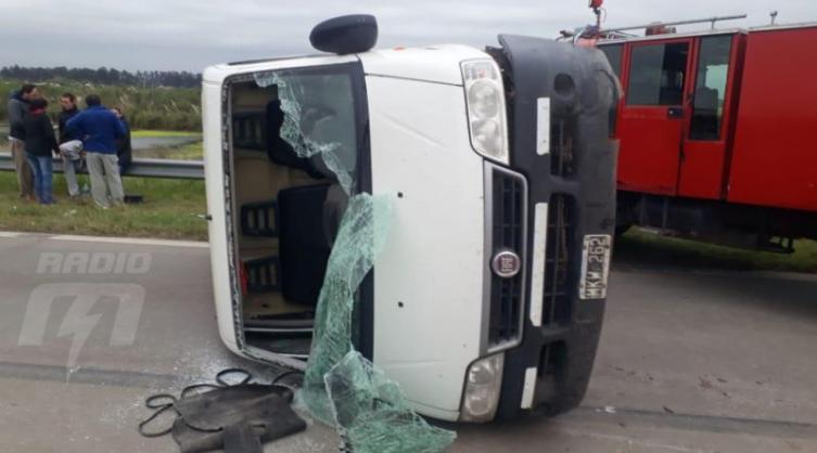 Rozó otro vehículo, perdió el control y volcó