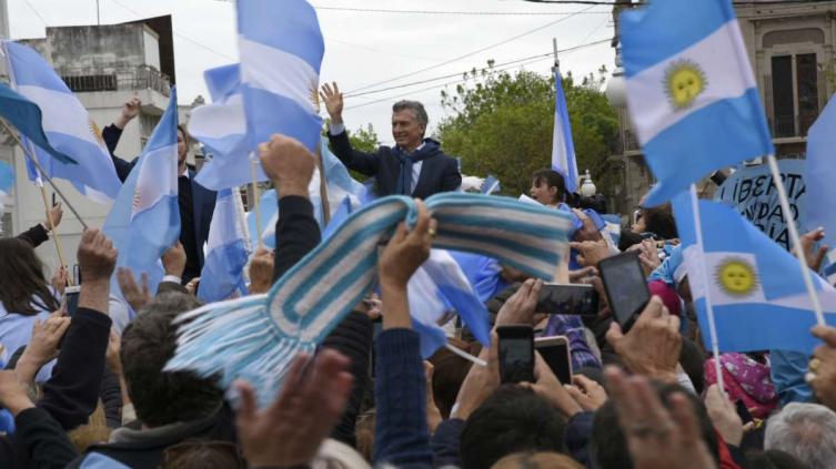 Macri sigue con la gira por el país y lleva la caravana del 