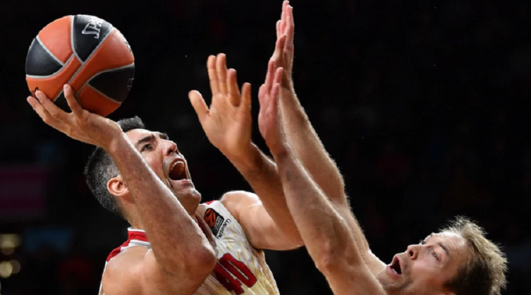 Las perlitas del debut de Luis Scola en la Euroliga: 17 puntos en 28 minutos y un triple espectacular