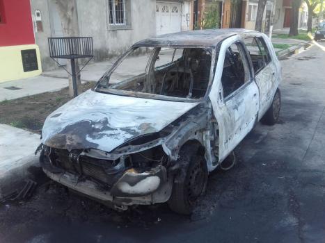 Quemaron un auto en Crespo al 3900