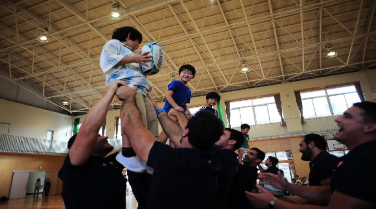 Los Pumas regalaron una día inolvidable a los chicos de una escuela de Kumagaya