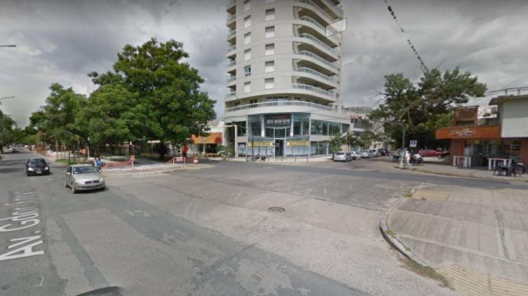 Le rompió la mandíbula con un palo, lo atropelló y lo arrastró una cuadra