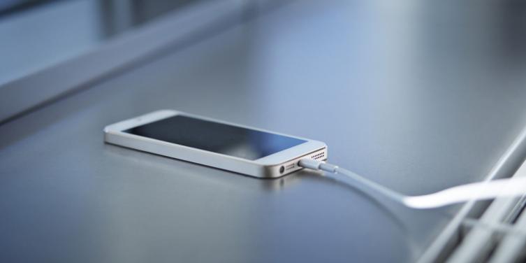 ¿Por qué no es bueno cargar el celular toda la noche?