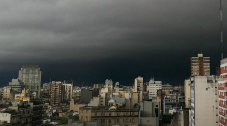 Vuelos cancelados, calles anegadas y árboles caídos: sábado caótico por el temporal
