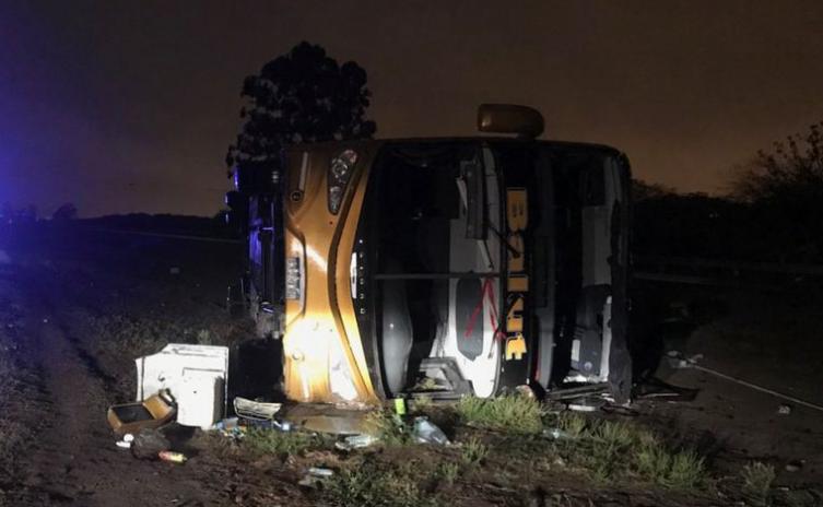Choque fatal y vuelco en Tucumán: dos muertos y 36 heridos