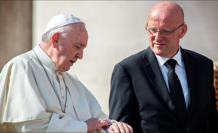 Renunció el custodio del Papa Francisco tras filtrar información a la prensa