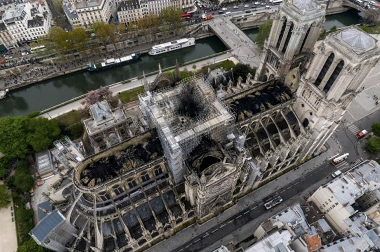 El andamio sobre la cubierta de Notre Dame sigue en peligro de derrumbe