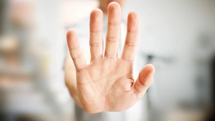 ¿Por qué el dedo meñique está cada vez más alejado del anular?