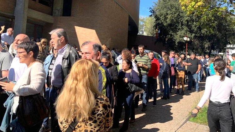 Masiva concurrencia de argentinos a votar en el exterior