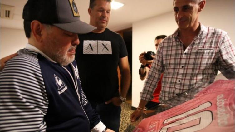 El primer regalo de Newell ´s a Maradona que hizo emocionar al Diez hasta las lágrimas