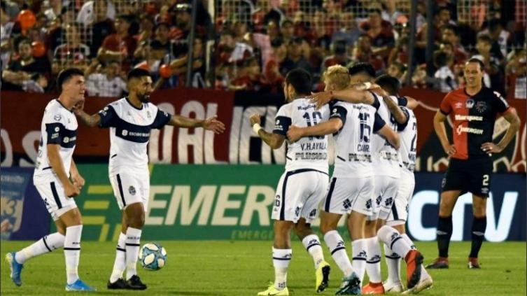 Newell ´s se pasó de generoso y le regaló hasta los tres puntos a Maradona