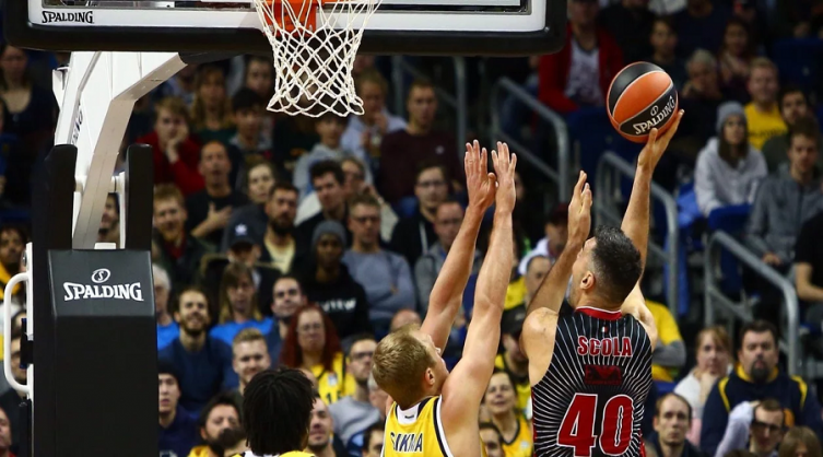 Luis Scola volvió a dejar su sello en la Euroliga