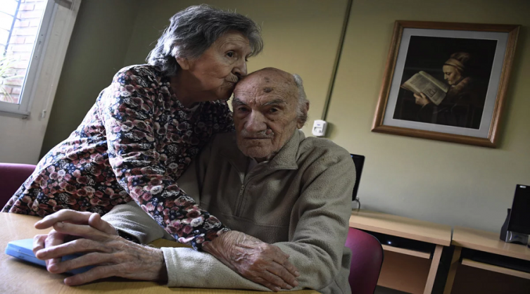 Murió el abuelo que había sido abandonado con su esposa en un bar de Rosario