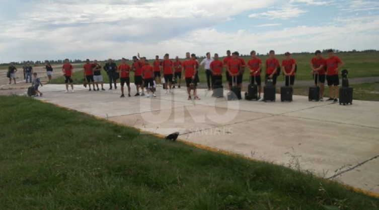 Masiva despedida al plantel de Colón en su viaje en busca de la Copa Sudamericana