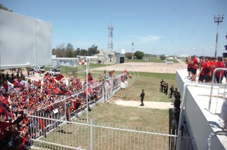 Mirá el recibimiento que los hinchas le dieron al plantel de Colón